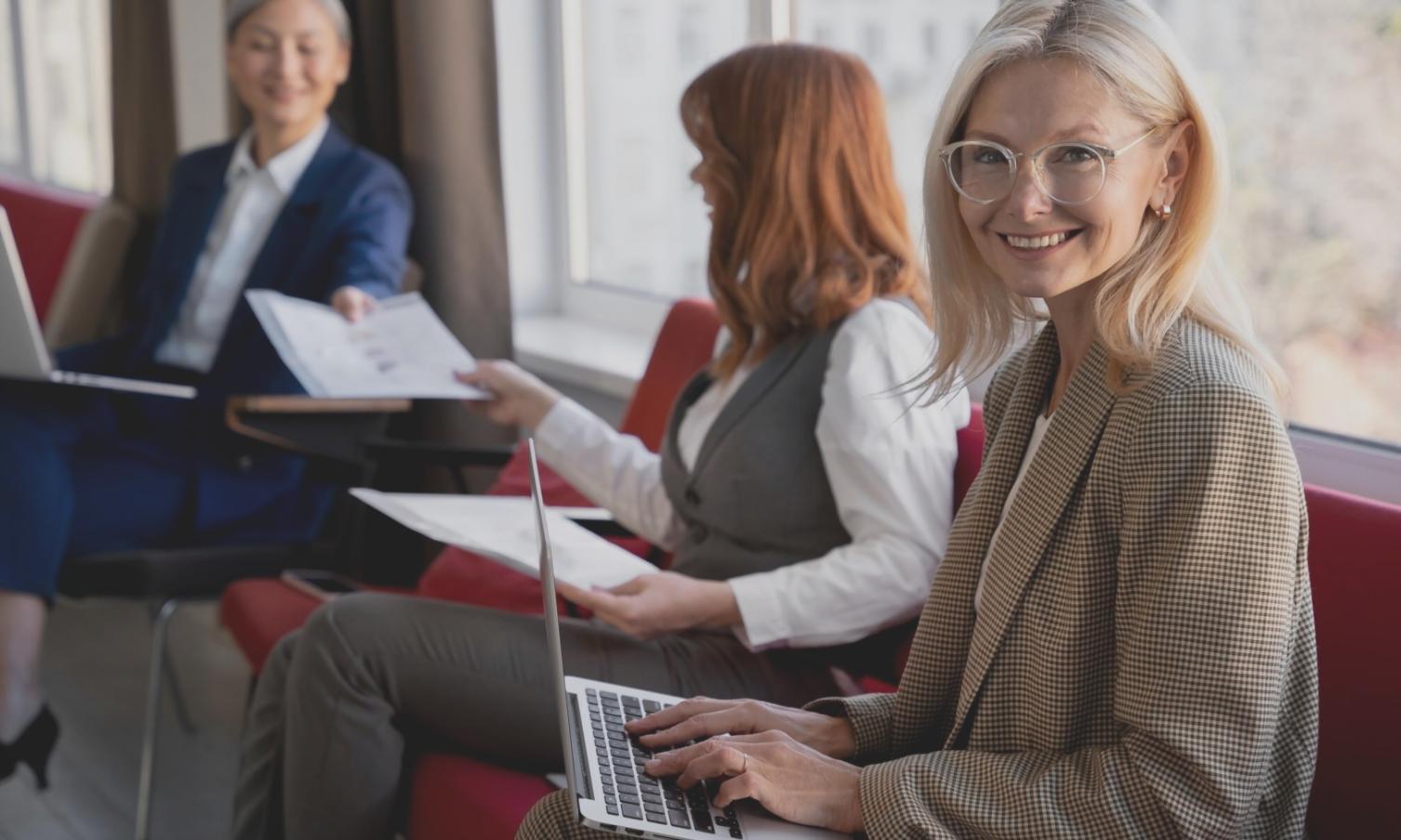 Persona planificando su futuro financiero con estrategias de ahorro