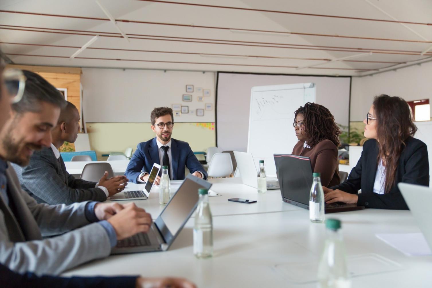 Grupo de personas participando en taller financiero práctico